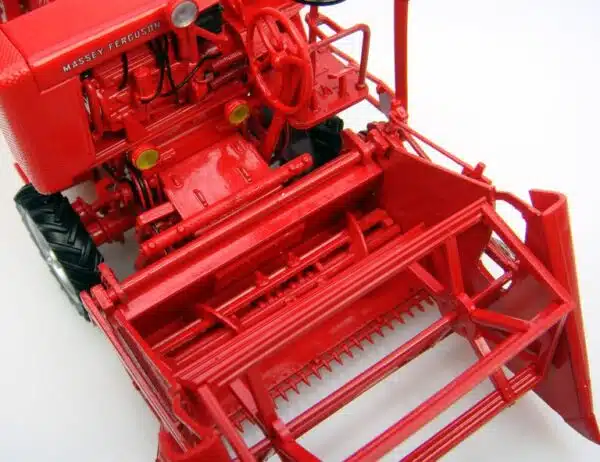 MF 830 _ 1:32 – Bild 3